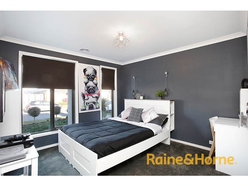 8 Guilfoylia Drive, Cranbourne North VIC 3977