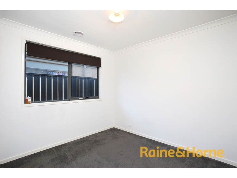 8 Guilfoylia Drive, Cranbourne North VIC 3977