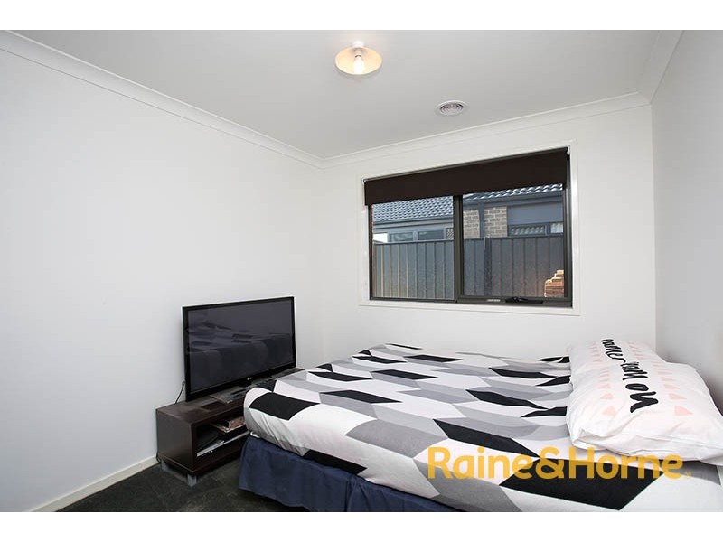 8 Guilfoylia Drive, Cranbourne North VIC 3977