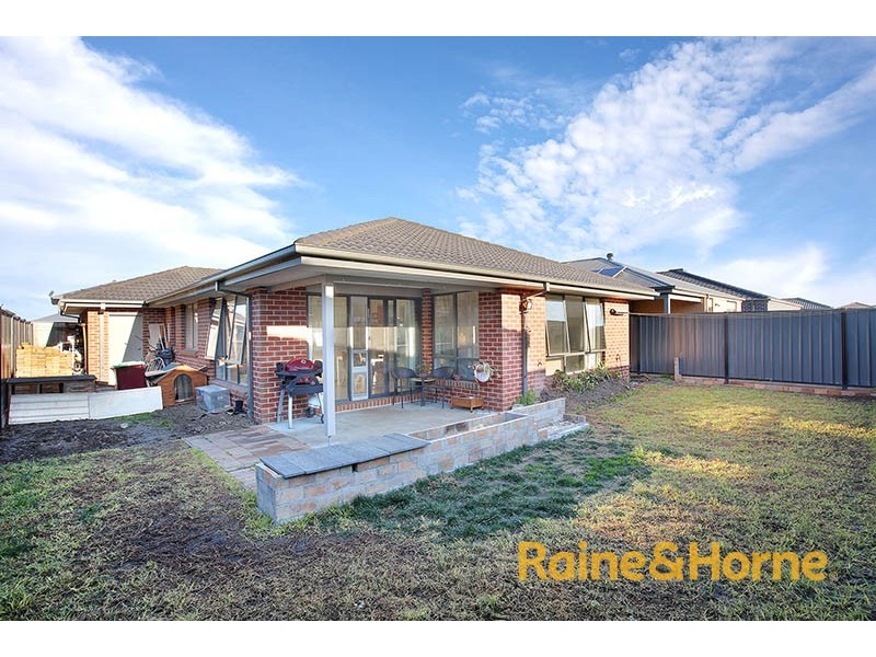 8 Guilfoylia Drive, Cranbourne North VIC 3977