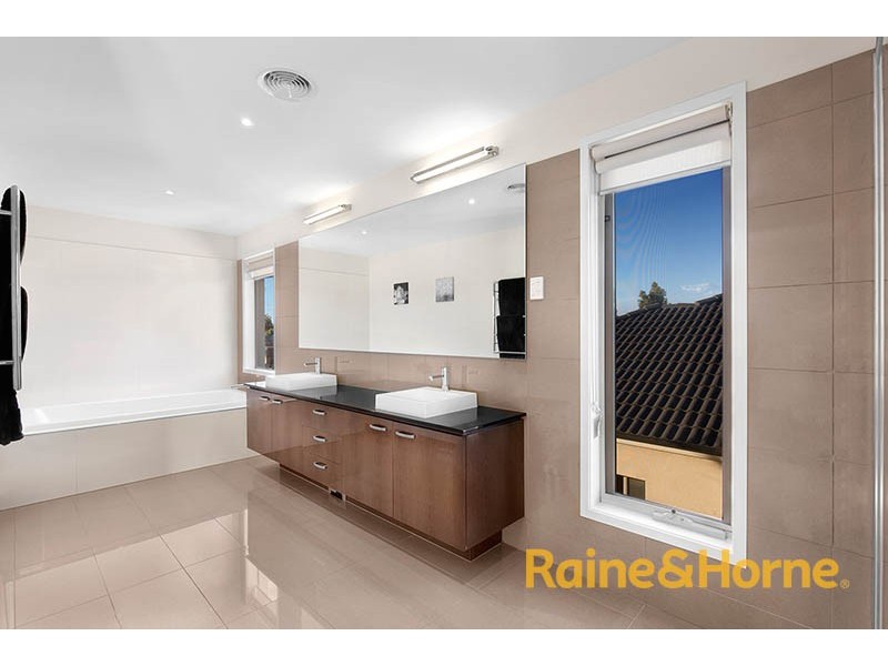 95 Mountainview Boulevard, Cranbourne North VIC 3977