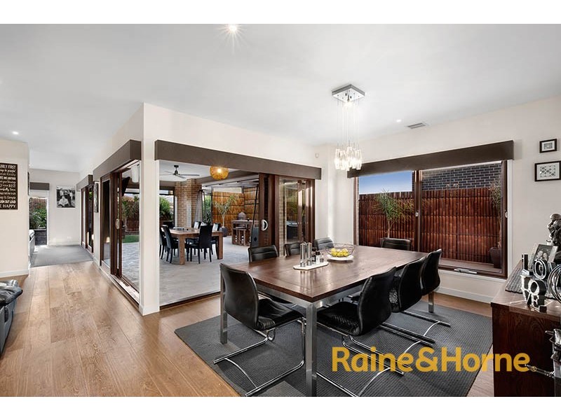95 Mountainview Boulevard, Cranbourne North VIC 3977