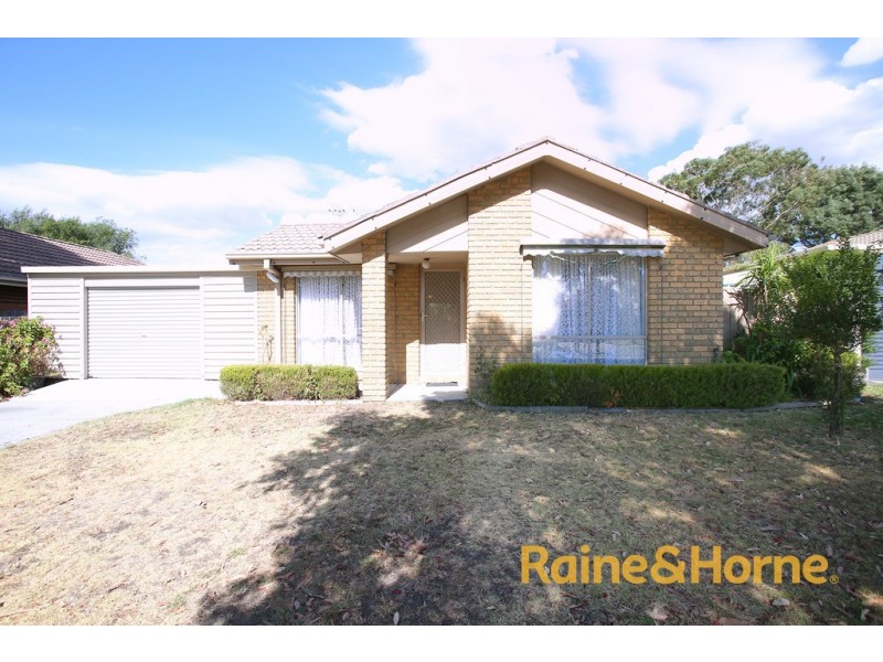 8 Crystal Gardens, Cranbourne West VIC 3977