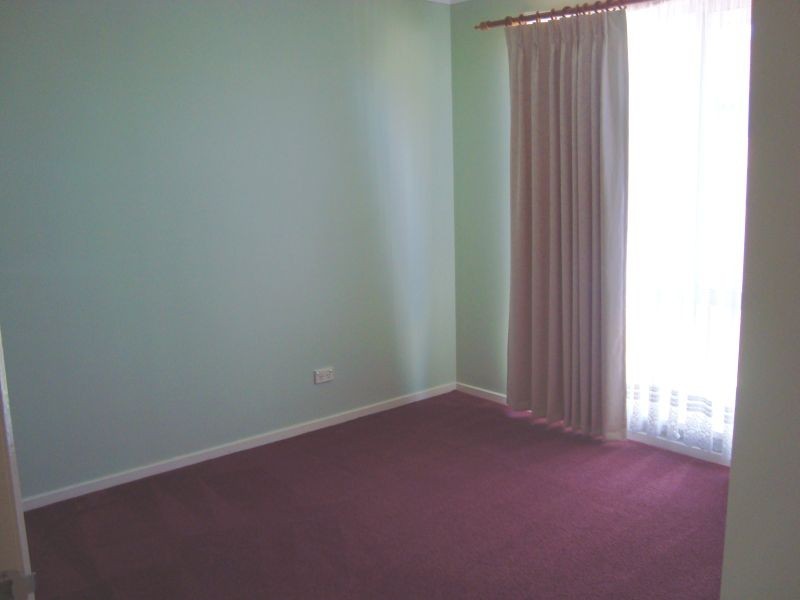 8 Hamilton Drive, Cranbourne North VIC 3977