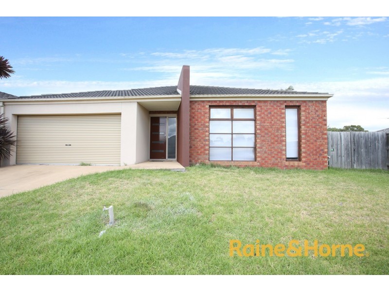 11 Ogle Way, Cranbourne North VIC 3977