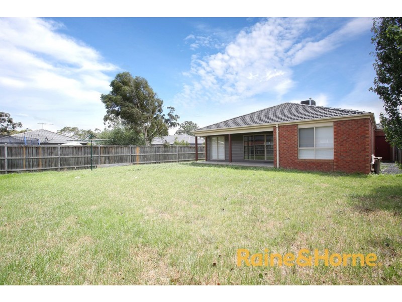 11 Ogle Way, Cranbourne North VIC 3977