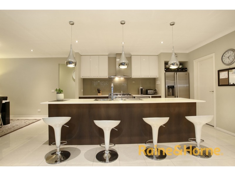 27 Kindred Avenue, Cranbourne North VIC 3977