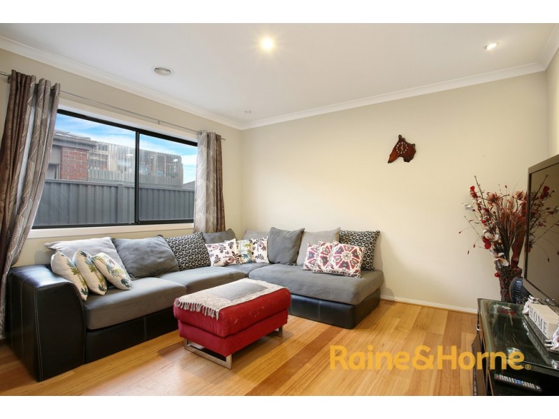 27 Kindred Avenue, Cranbourne North VIC 3977