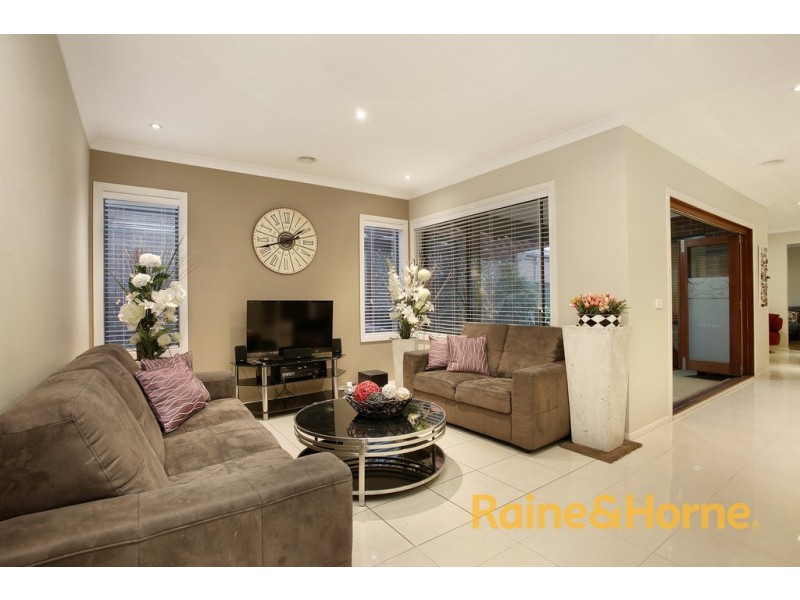 27 Kindred Avenue, Cranbourne North VIC 3977