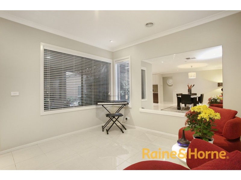 27 Kindred Avenue, Cranbourne North VIC 3977