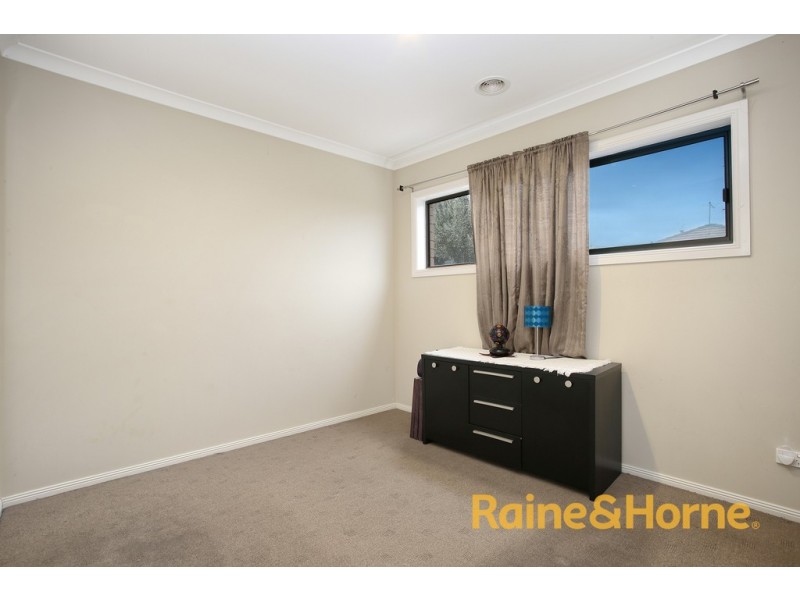 27 Kindred Avenue, Cranbourne North VIC 3977