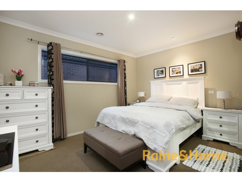 27 Kindred Avenue, Cranbourne North VIC 3977