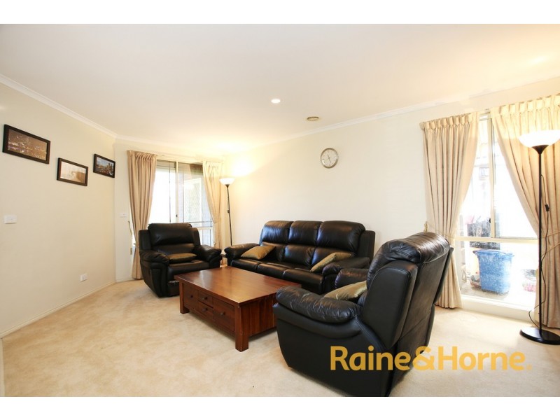 10 Kalastaire Grove, Berwick VIC 3806