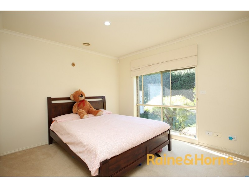 10 Kalastaire Grove, Berwick VIC 3806