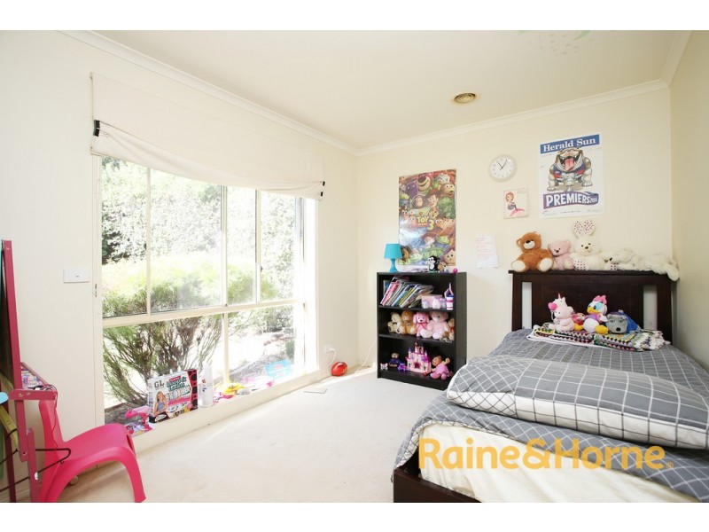 10 Kalastaire Grove, Berwick VIC 3806