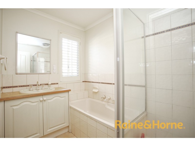 10 Kalastaire Grove, Berwick VIC 3806