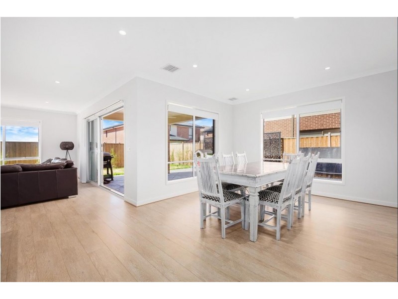 6 Greenslate Street, Clyde North VIC 3978