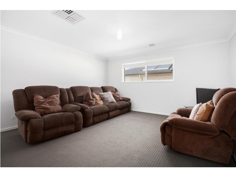 6 Greenslate Street, Clyde North VIC 3978