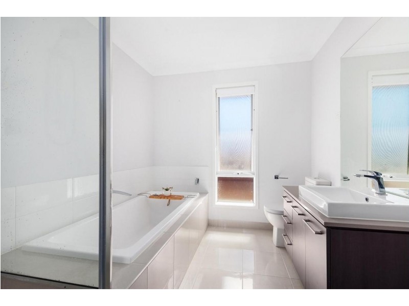 6 Greenslate Street, Clyde North VIC 3978