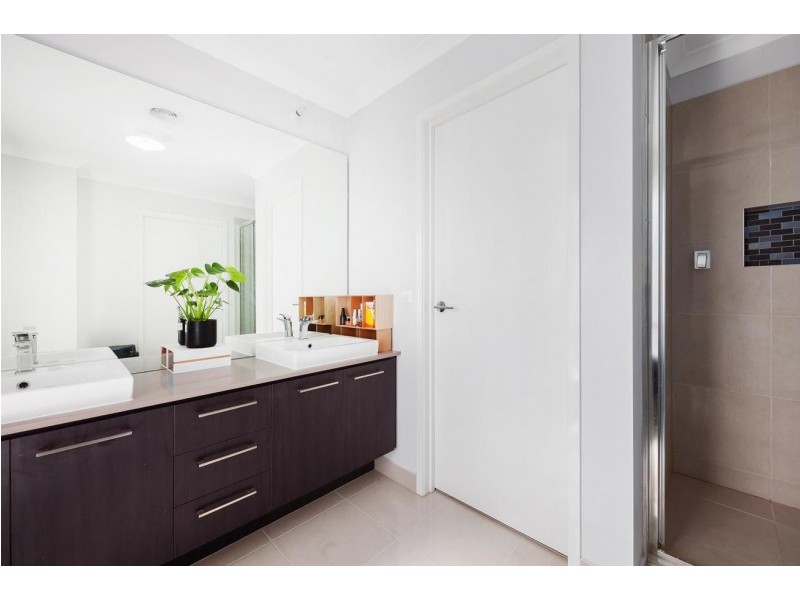 6 Greenslate Street, Clyde North VIC 3978