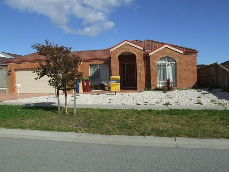 7 Fairways Blvd, Cranbourne North VIC 3977