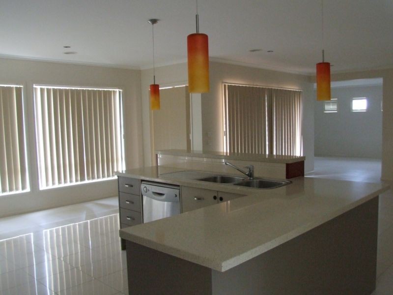 7 Fairways Blvd, Cranbourne North VIC 3977