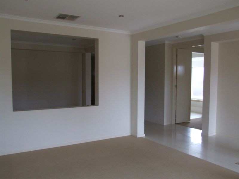 7 Fairways Blvd, Cranbourne North VIC 3977