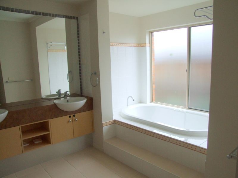 7 Fairways Blvd, Cranbourne North VIC 3977