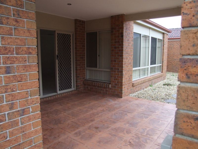 7 Fairways Blvd, Cranbourne North VIC 3977