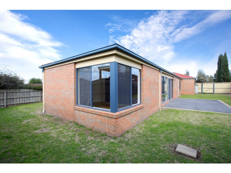 22 Pevensey Drive, Narre Warren South VIC 3805