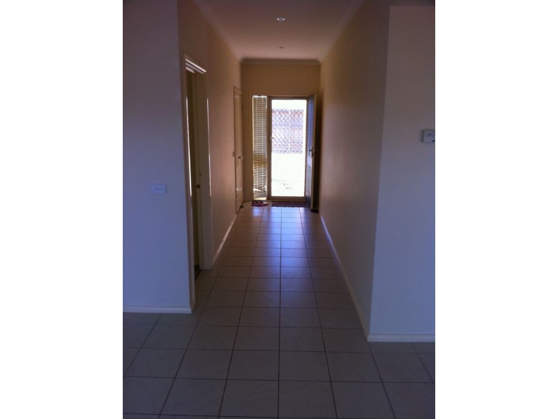 Unit 8/1  Hickory Drive, Narre Warren South VIC 3805