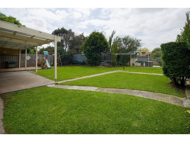 106 Endeavour Drive, Cranbourne North VIC 3977