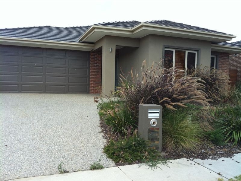 17 White Gum Way, Cranbourne North VIC 3977