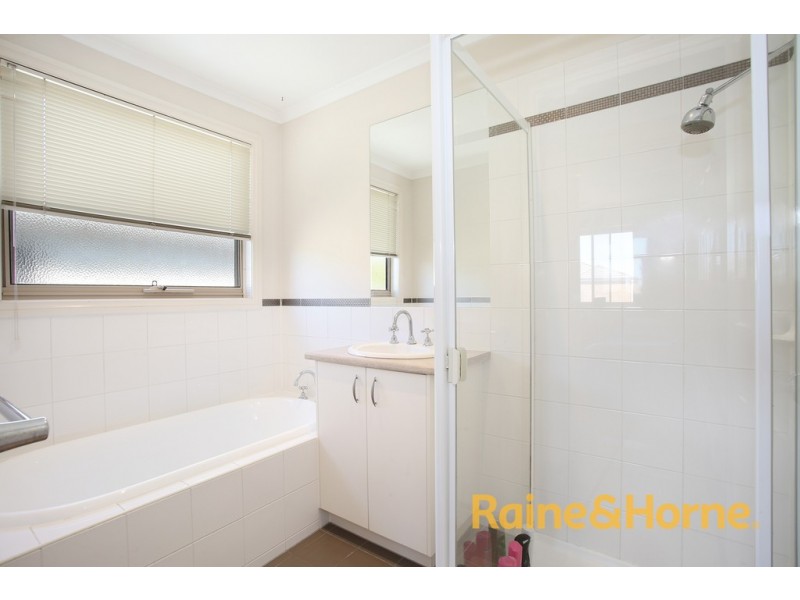 32 Amhurst Drive, Narre Warren South VIC 3805