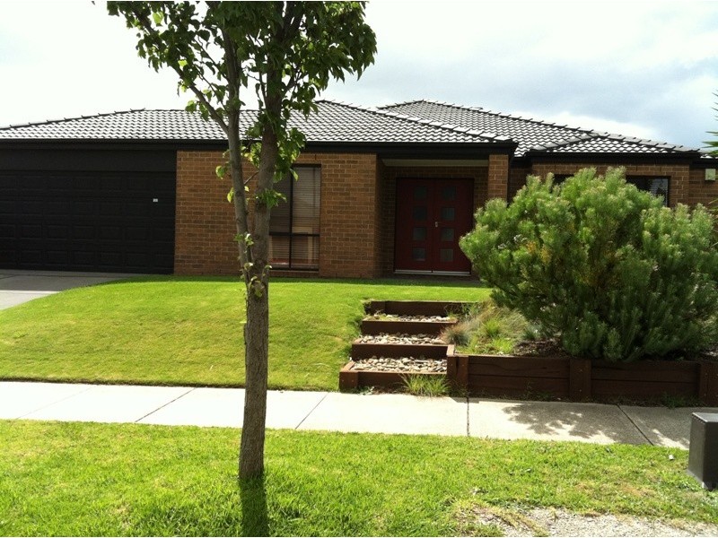32 Sussex Avenue, Cranbourne North VIC 3977