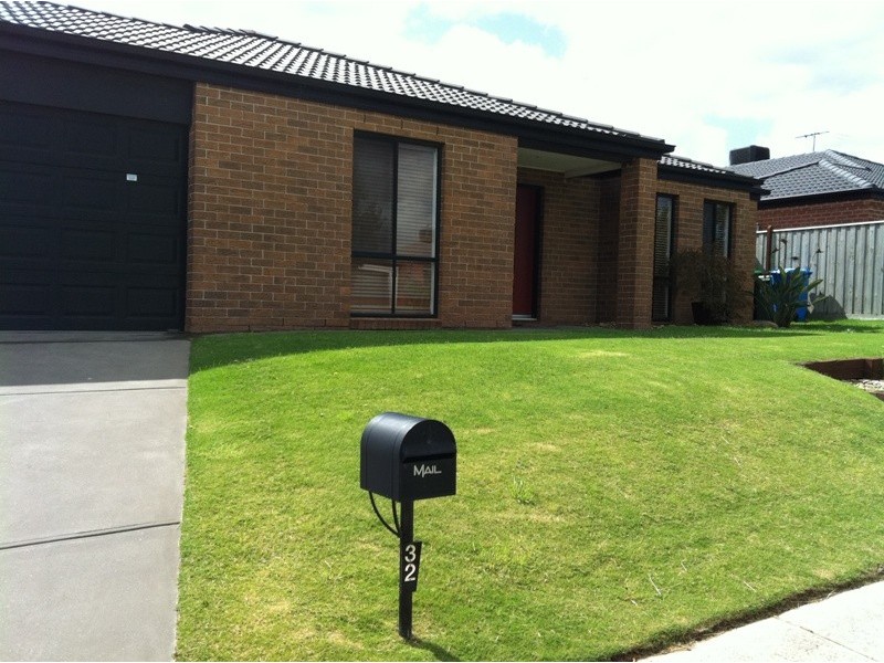 32 Sussex Avenue, Cranbourne North VIC 3977