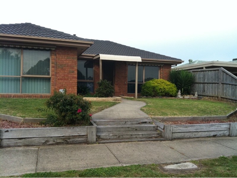 34 Lansell Drive, Cranbourne North VIC 3977
