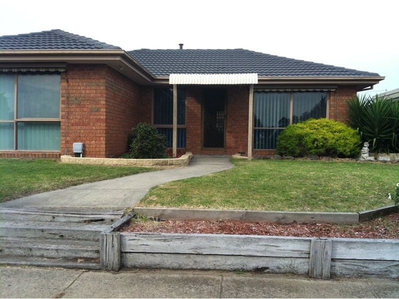 34 Lansell Drive, Cranbourne North VIC 3977