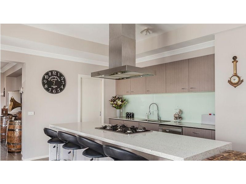 33 Eucumbene Drive, Berwick VIC 3806