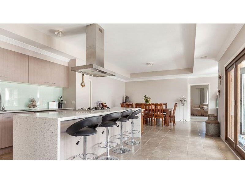 33 Eucumbene Drive, Berwick VIC 3806
