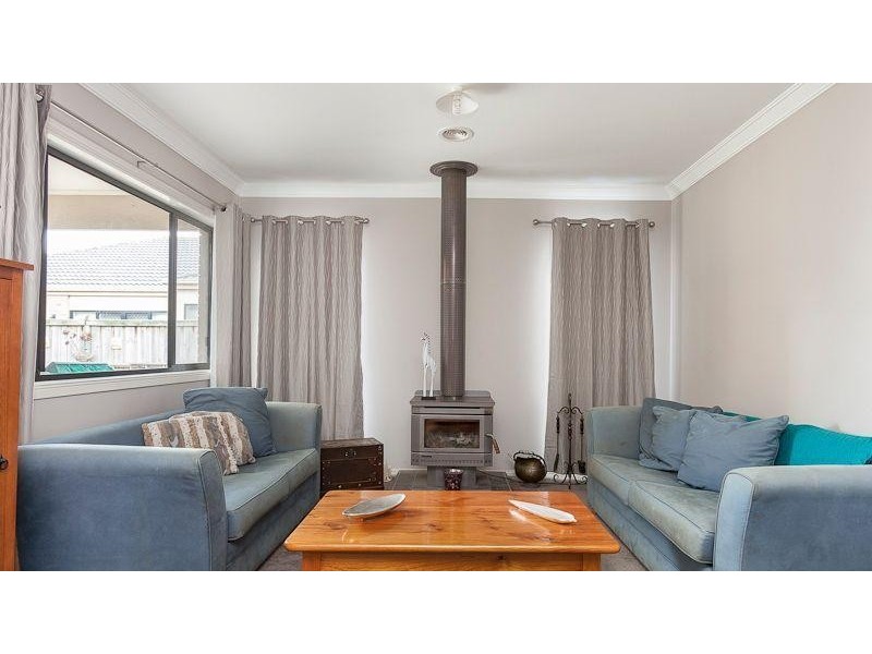 33 Eucumbene Drive, Berwick VIC 3806