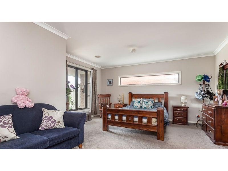 33 Eucumbene Drive, Berwick VIC 3806