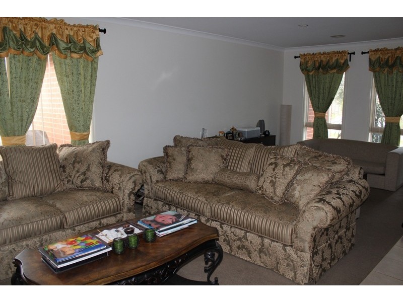 22 St Ives Drive, Narre Warren South VIC 3805