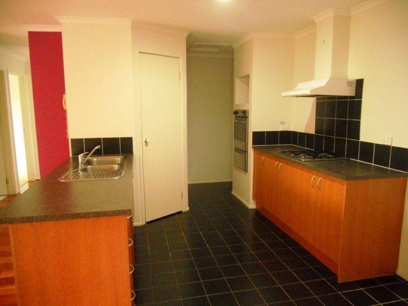 4 Thames Court, Cranbourne East VIC 3977