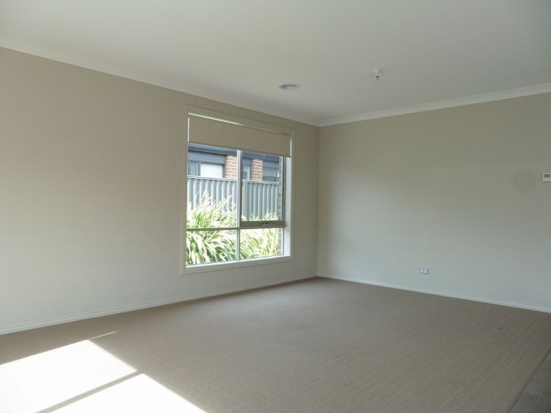 26 Canmore Street, Cranbourne East VIC 3977