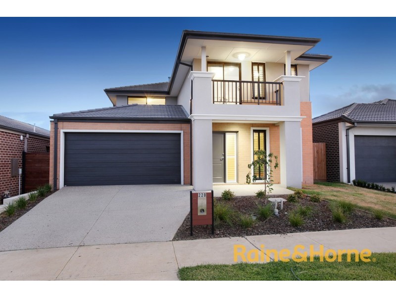 228 Heather Grove, Clyde North VIC 3978