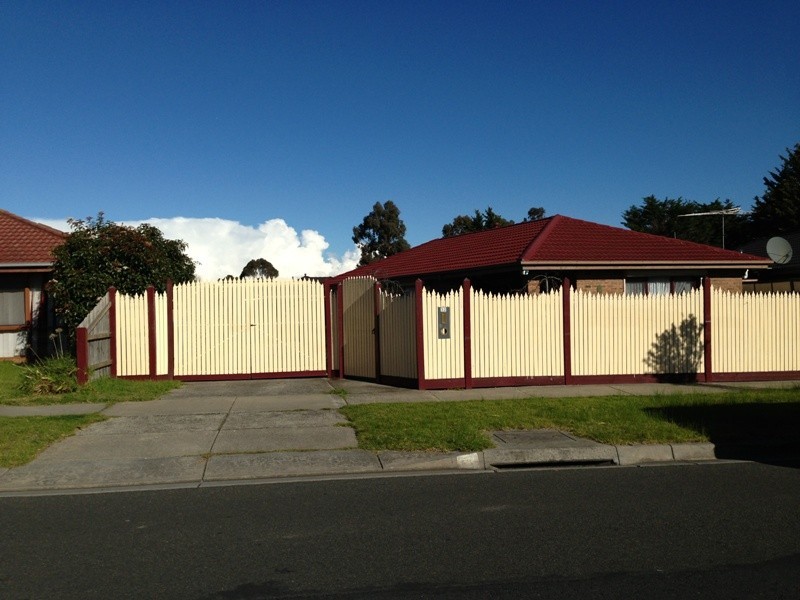 32 Courtenay Avenue, Cranbourne North VIC 3977