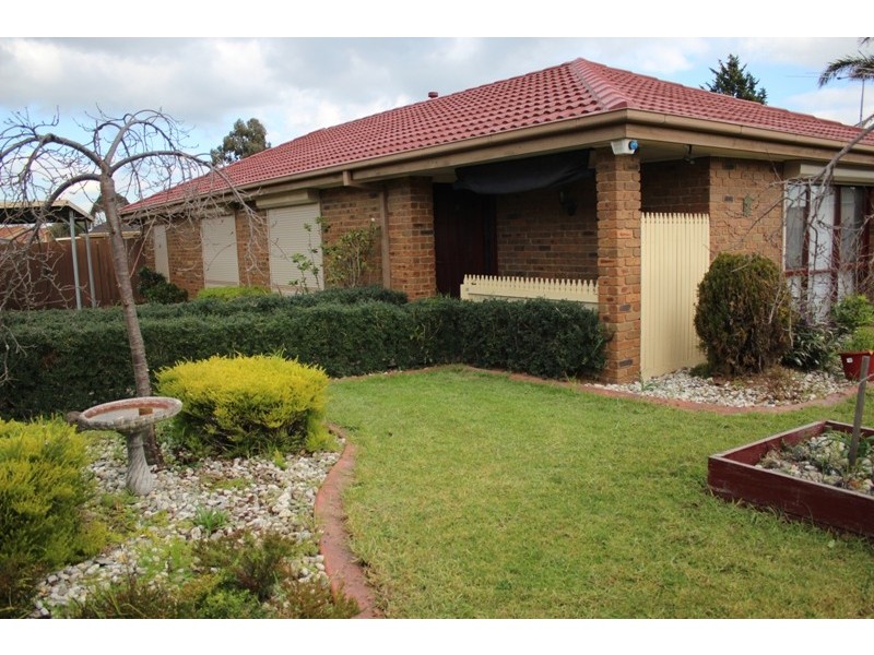 32 Courtenay Avenue, Cranbourne North VIC 3977