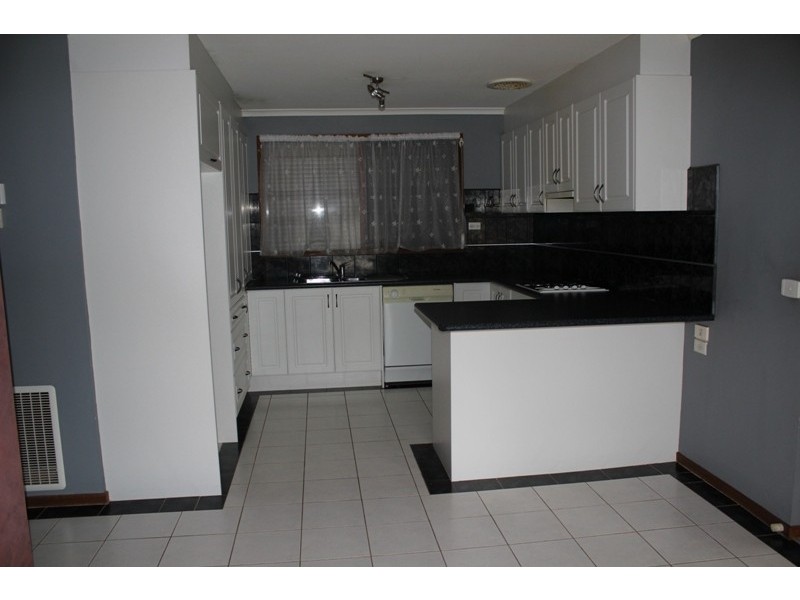 32 Courtenay Avenue, Cranbourne North VIC 3977