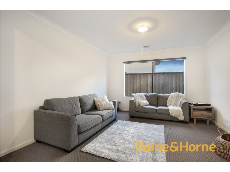 232 Heather Grove, Clyde North VIC 3978